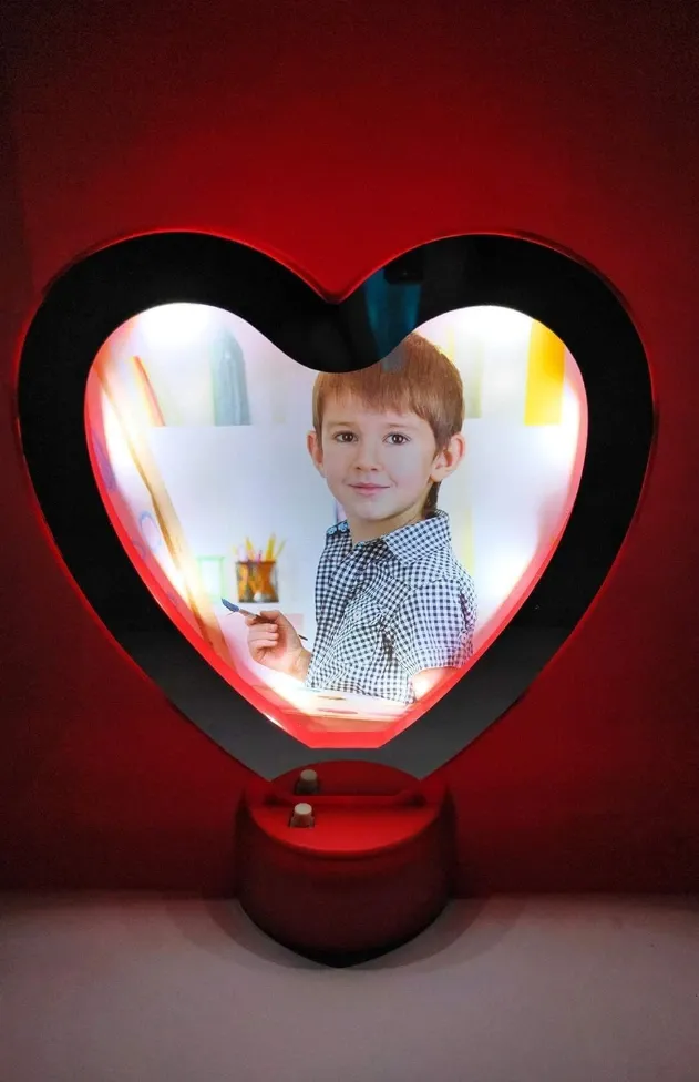 red heart magic mirror ( photo frame )